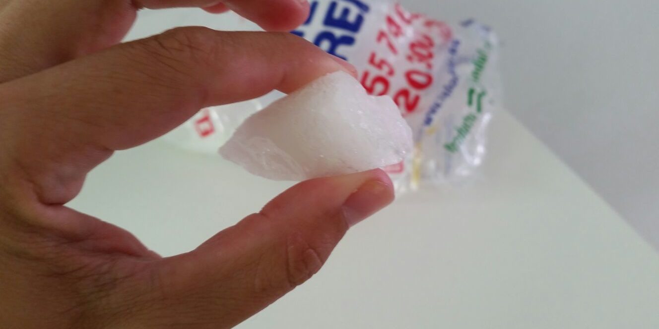 Mano Masculina Está Vertiendo Agua Fría Y Cubitos De Hielo Del