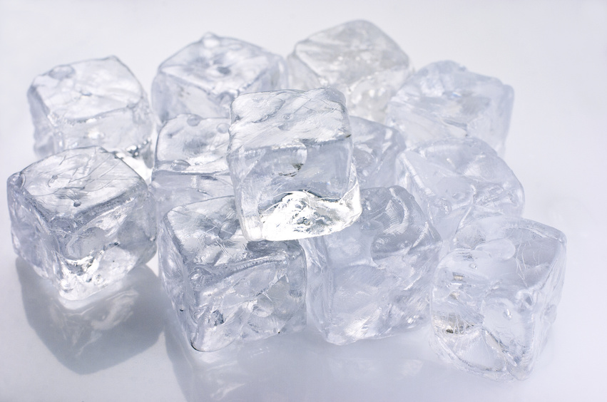 Por qué algunos cubitos de hielo se ven blancos y otros transparentes?